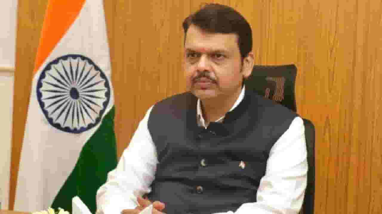 गृहनिर्माण खात्याची सूत्र स्विकारल्यानंतर फडणवीसांना बोलावली महत्वपूर्ण बैठक गृहनिर्माण खात्याची सूत्र स्विकारल्यानंतर फडणवीसांना बोलावली महत्वपूर्ण बैठक