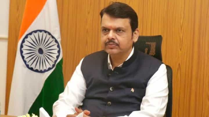 गृहनिर्माण खात्याची सूत्र स्विकारल्यानंतर फडणवीसांना बोलावली महत्वपूर्ण बैठक गृहनिर्माण खात्याची सूत्र स्विकारल्यानंतर फडणवीसांना बोलावली महत्वपूर्ण बैठक