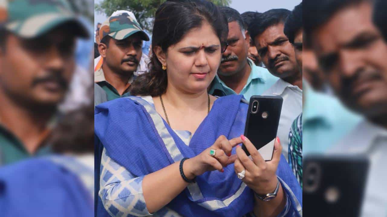 मेसेजमधला 'तो' शब्द वाचताच पंकजा मुंडेंना येतो राग