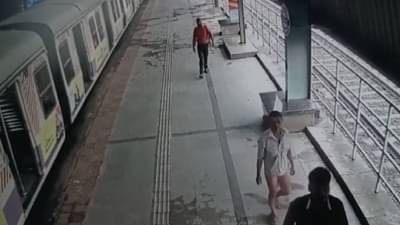 लोकलमधून उतरताना महिला वकिलाचा विनयभंग, अखेर आरोपीला बेड्या