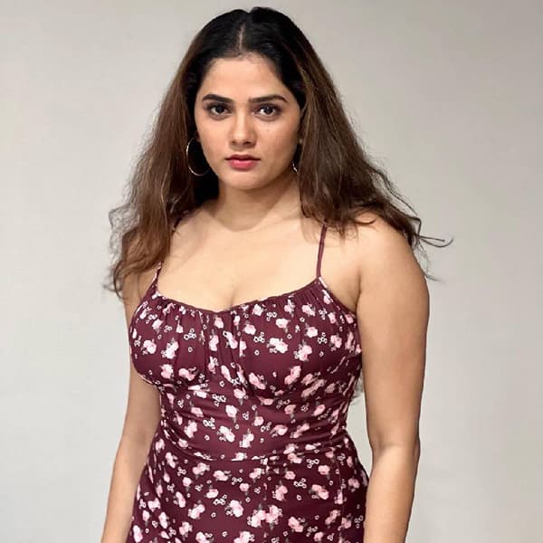 अभिनेत्री भाग्यश्री मोटे ही तिच्या सौंदर्य, हॉट आणि ग्लैमरस लूकमुळे ती सतत सोशल मीडियावर चर्चेत असते.