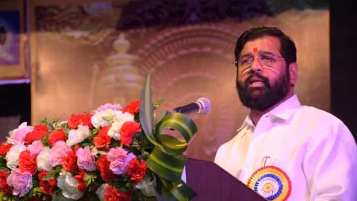 मुख्यमंत्र्यांनी ठाकरे सरकार आणि शिंदे सरकारमधील फरक दाखवला, म्हणाले... मुख्यमंत्र्यांनी ठाकरे सरकार आणि शिंदे सरकारमधील फरक दाखवला, म्हणाले...