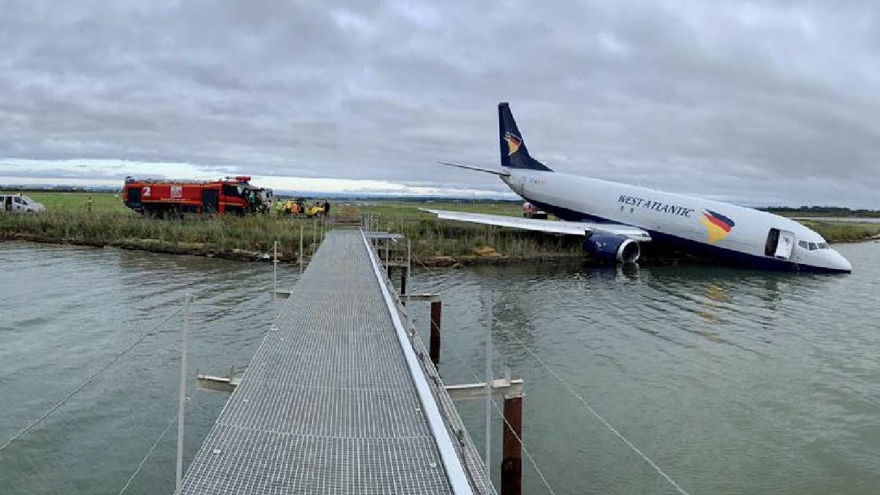 Airplane Accident: बापरे! विमानाने धावपट्टी सोडली आणि...व्हायरल!