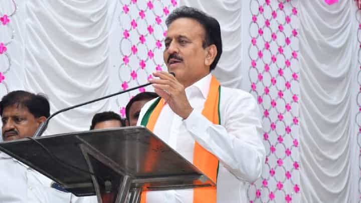 प्रायश्चित भोगावच लागणार, बोंबा मारून उपयोग नाही; महाजनांचा उद्धव ठाकरेंवर हल्लाबोल प्रायश्चित भोगावच लागणार, बोंबा मारून उपयोग नाही; महाजनांचा उद्धव ठाकरेंवर हल्लाबोल