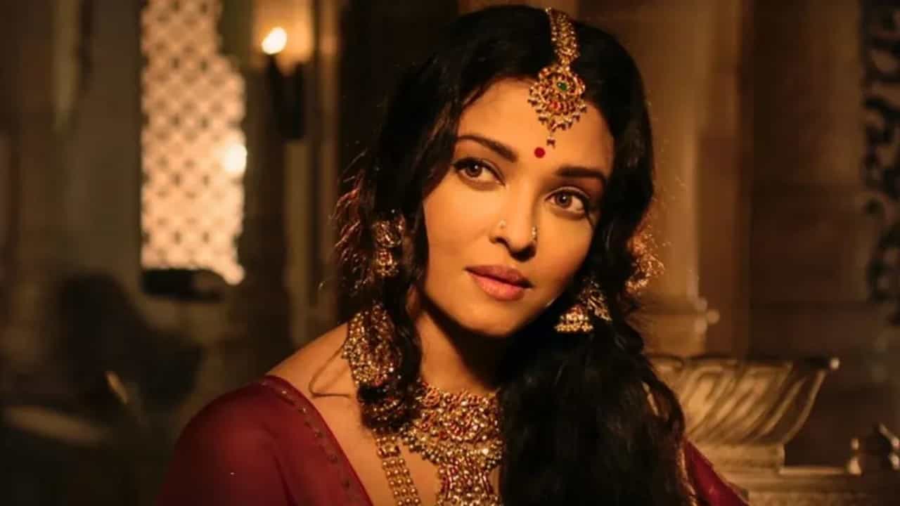 PS-1: ऐश्वर्या रायचं दमदार कमबॅक; पहिल्याच दिवशी हृतिक रोशनला टाकणार मागे?