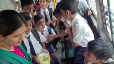 पंकजा मुंडे रमल्या शालेय विद्यार्थ्यांमध्ये, चिमुकल्यांसह स्कूल बसमधून प्रवास