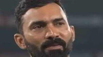 VIDEO: भर मैदानात Dinesh Karthik ला मुलीने टच केलं आणि मग...