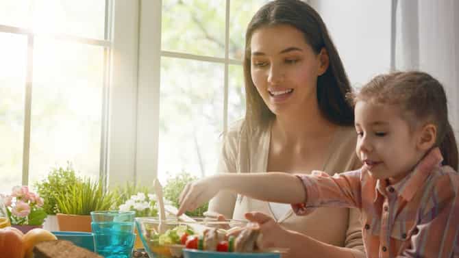 Parenting : 3 वर्षांच्या मुलांना लावा स्वत:च्या हाताने खायची सवय, या टिप्सचा करा वापर