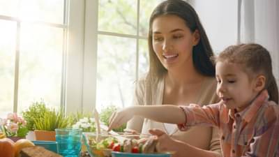 Parenting : 3 वर्षांच्या मुलांना लावा स्वत:च्या हाताने खायची सवय, या टिप्सचा करा वापर