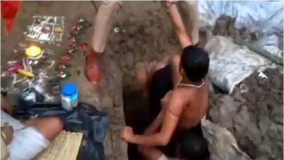 भयानक ! मोक्षप्राप्तीसाठी 22 वर्षीय साधूने केले हे कृत्य, वाचून अंगावर काटा आल्याशिवाय राहणार नाही !