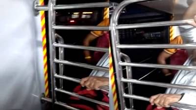 Video : डेंजर! एसी लोकल निघाली, दरवाजे उघडेच, प्रवाशांचा जीव टांगणीला