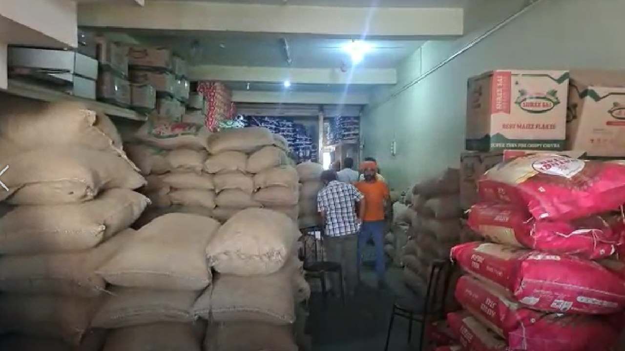 भगरीच्या विषबाधेवर कुणी बोलणार का? पोते जप्त, काही ठिकाणी विक्री बंद, कारण काय? भगरीच्या विषबाधेवर कुणी बोलणार का? पोते जप्त, काही ठिकाणी विक्री बंद, कारण काय?