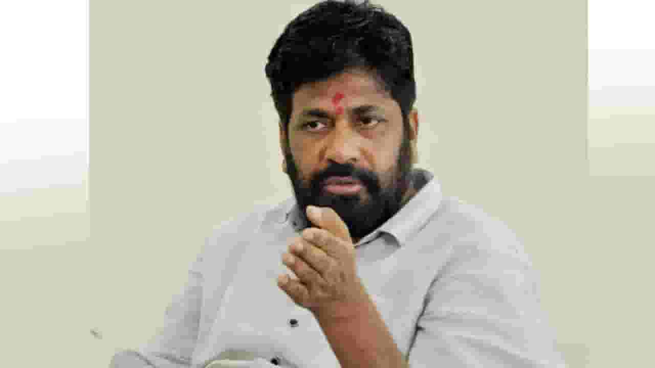 'ऐकून घे आधी, शांत बस!', म्हणत बच्चू कडूंनी स्थानिकाच्या कानशिलात लगावली