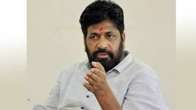 ‘ऐकून घे आधी, शांत बस!’, म्हणत बच्चू कडूंनी स्थानिकाच्या कानशिलात लगावली