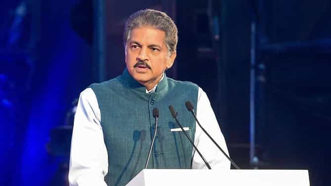 ए हालो! मरीन ड्राइव्ह वर गरबा, आनंद महिंद्रा यांनी शेअर केला व्हिडीओ, कॅप्शनमध्ये मुंबईवरचं प्रेम!