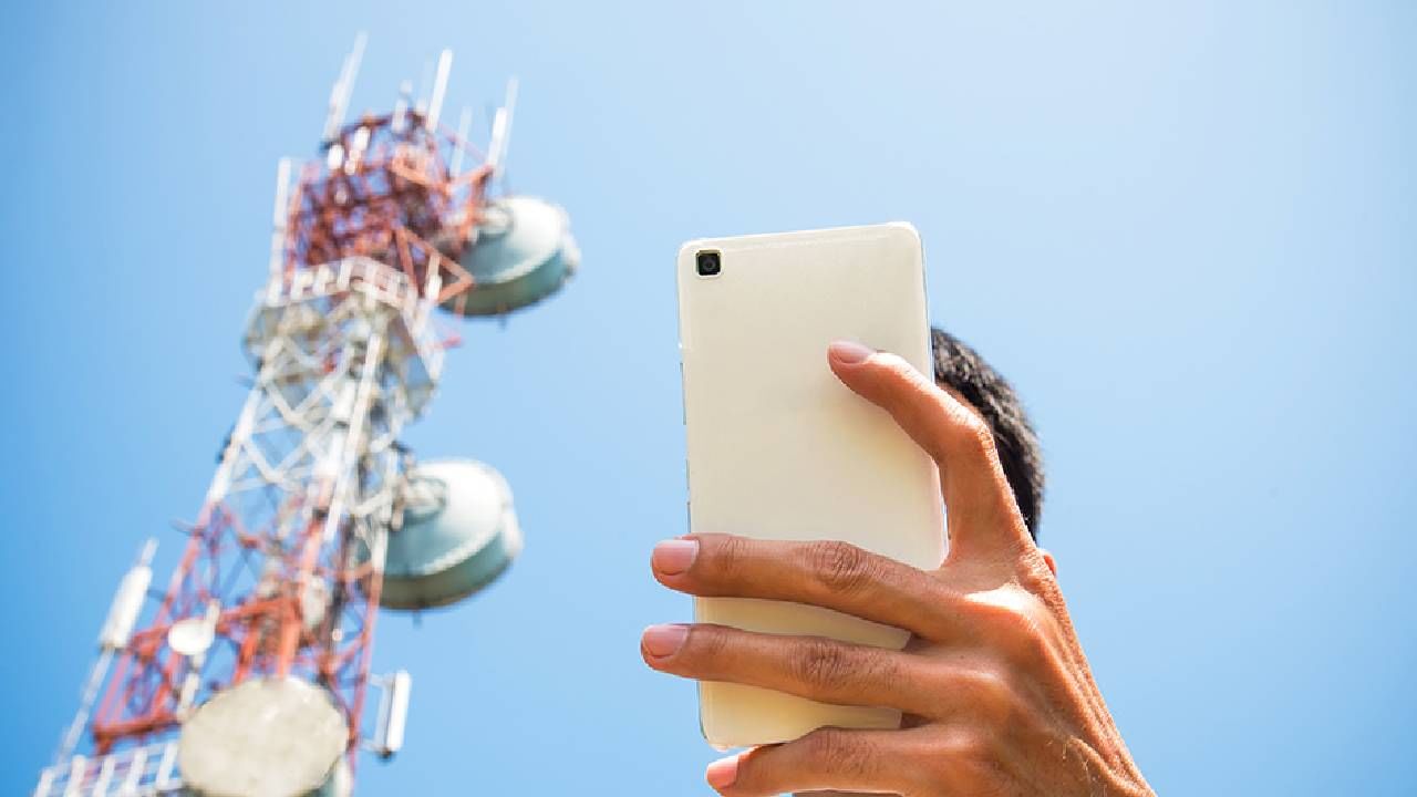 This information for you 26 crore mobile users in the country, your network may be shut down soon  Vodafone idea network likely to shut down soon due to debt on tower company