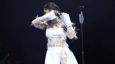 कैची घेतली अन् गायिकेनं स्टेजवरच सर्वांसमोर कापले केस; काय आहे कारण?