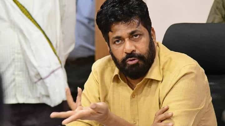 बच्चू कडूंना मंत्रिमंडळात स्थान न मिळाल्यानं ते जनतेवर राग काढताहेत बच्चू कडूंना मंत्रिमंडळात स्थान न मिळाल्यानं ते जनतेवर राग काढताहेत