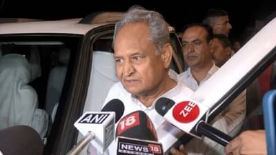 गहलोतांचं एक पाऊल मागे, दिल्लीत धडकले, काँग्रेसमधून आज काय अपडेट?