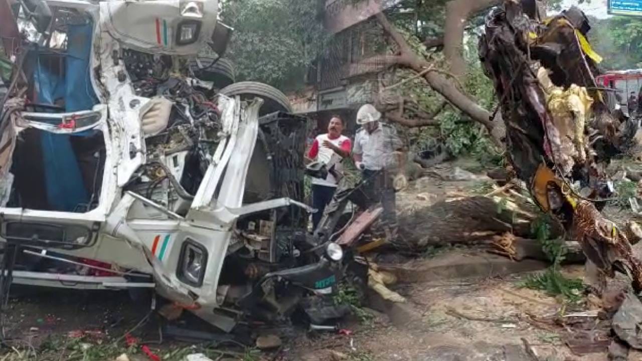 स्कूटीला वाचवायला गेला, रिक्षावरच उलटला! भरधाव कंटेनरमुळे रिक्षाचा