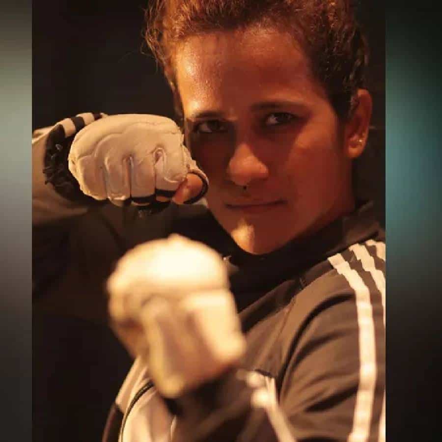 बॉलिवूडमधील स्टंट वूमन म्हणून ओळखली जाणारी गीता टंडन हिने खूप मोठा संघर्ष केलाय. चित्रपटांमध्ये स्टंट करणे सोपे काम नाहीये. हे स्टंट करताना अनेकदा गीता गंभीर जखमी देखील झालीये.