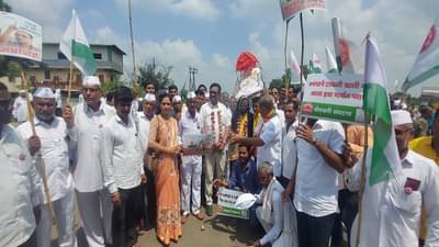 कांदा प्रश्नावरून शेतकरी संघटना रस्त्यावर, केलं हटके स्टाईल आंदोलन