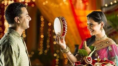 Karwa Chauth 2022:  करावा चौथला राशीनुसार परिधान करा या रंगाचे वस्त्र, मनोकामना होतील पूर्ण