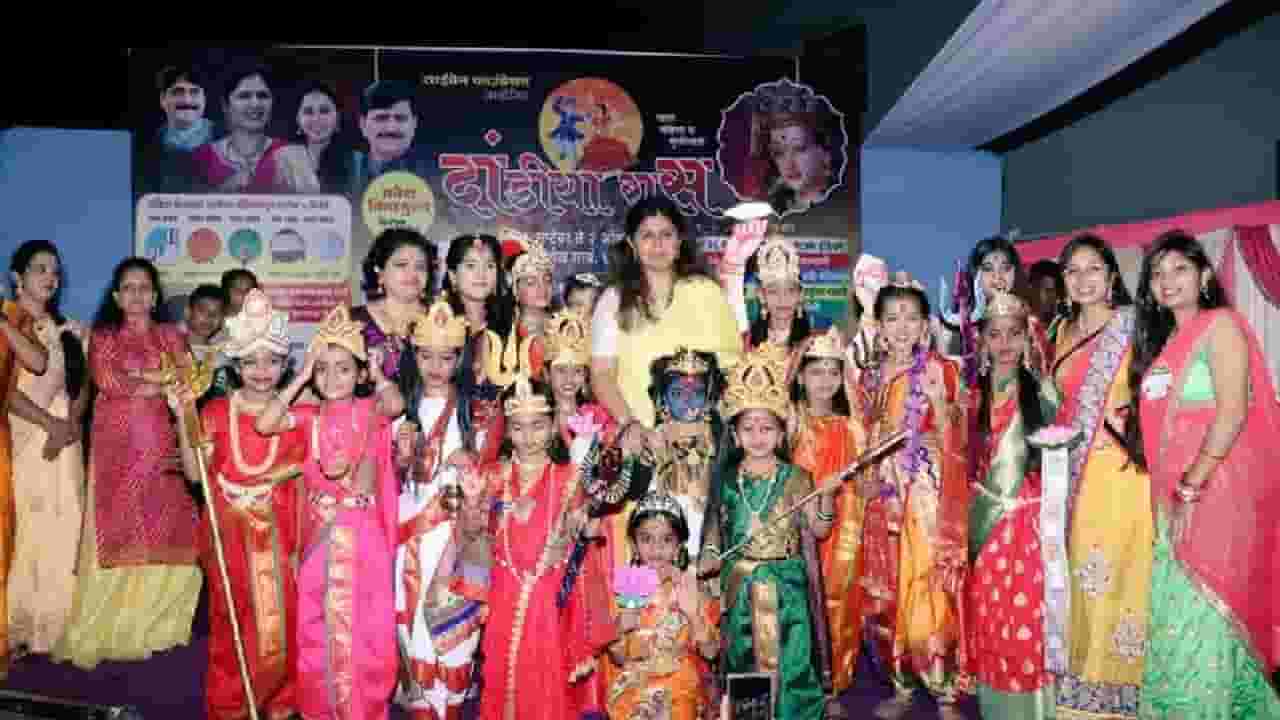 पंकजा मुंडे जेव्हा दांडिया खेळतात, पाहा व्हीडिओ... पंकजा मुंडे जेव्हा दांडिया खेळतात, पाहा व्हीडिओ...