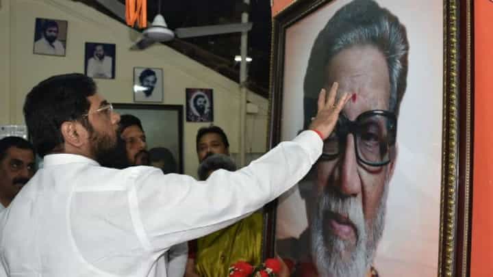 एकनाथ शिंदे बाळासाहेबांची कॉपी करून दसरा मेळावा हायजॅक करू पाहताहेत एकनाथ शिंदे बाळासाहेबांची कॉपी करून दसरा मेळावा हायजॅक करू पाहताहेत