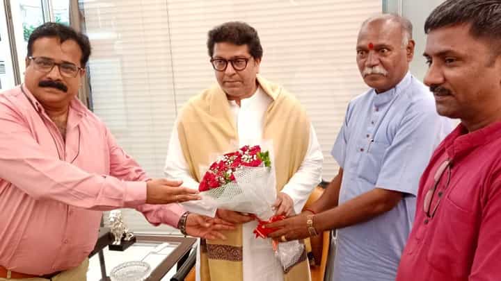 विश्व हिंदू परिषदेचे सदस्य राज ठाकरेंच्या भेटीला, पाहा व्हीडिओ... विश्व हिंदू परिषदेचे सदस्य राज ठाकरेंच्या भेटीला, पाहा व्हीडिओ...