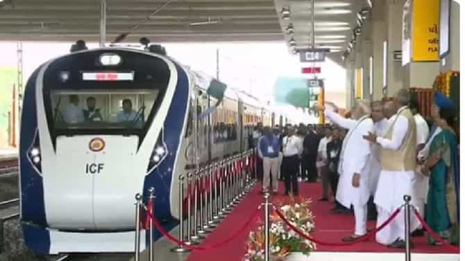 सुसाट, सुरक्षित आणि सुविधा.... वंदे भारत एक्सप्रेसचं मोदींच्या हस्ते उद्घाटन, टॉप 9 वैशिष्ट्यं वाचाच !