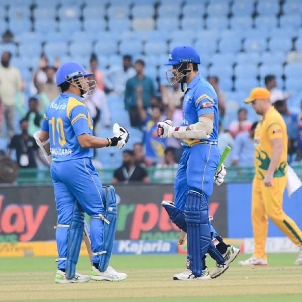 टीम इंडिया लेजेंड्सची काल ऑस्ट्रेलिया लेजेंड्स विरुद्ध जोरदार मॅच झाली. अंतिम ओव्हरमध्ये इरफान पठानने चांगली फलंदाजी केल्यामुळे विजयी झाली.
