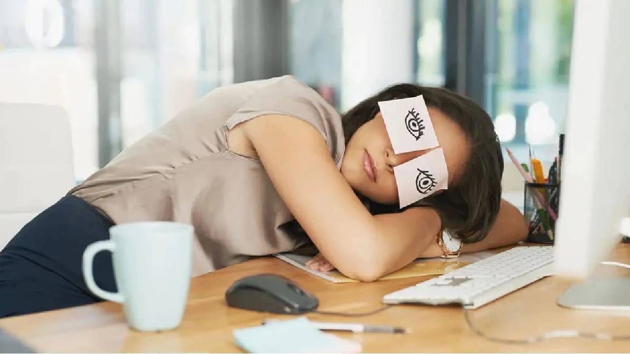 तुम्हालादेखील ऑफिसमध्ये जेवणानंतर झोप येते? मग वापरा या सोप्या टिप्स