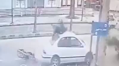 गाडीला ठोकताच थेट कारच्या छतावर उडाला तरुण, व्हिडिओ पाहून काळजाचा ठोका चुकेल