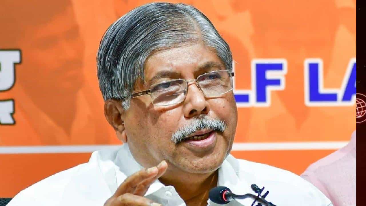 सर्वात मोठी बातमी! चंद्रकांत पाटील यांच्यावर पुण्यात शाईफेक, प्रचंड गदारोळ, नेमकं काय घडलं?