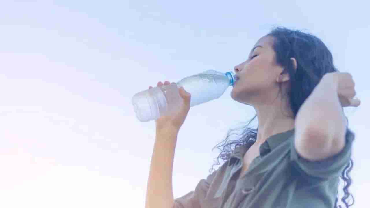 तुम्हीही प्लास्टिकच्या बाटलीतून पाणी पिता का? होऊ शकतात गंभीर आजार