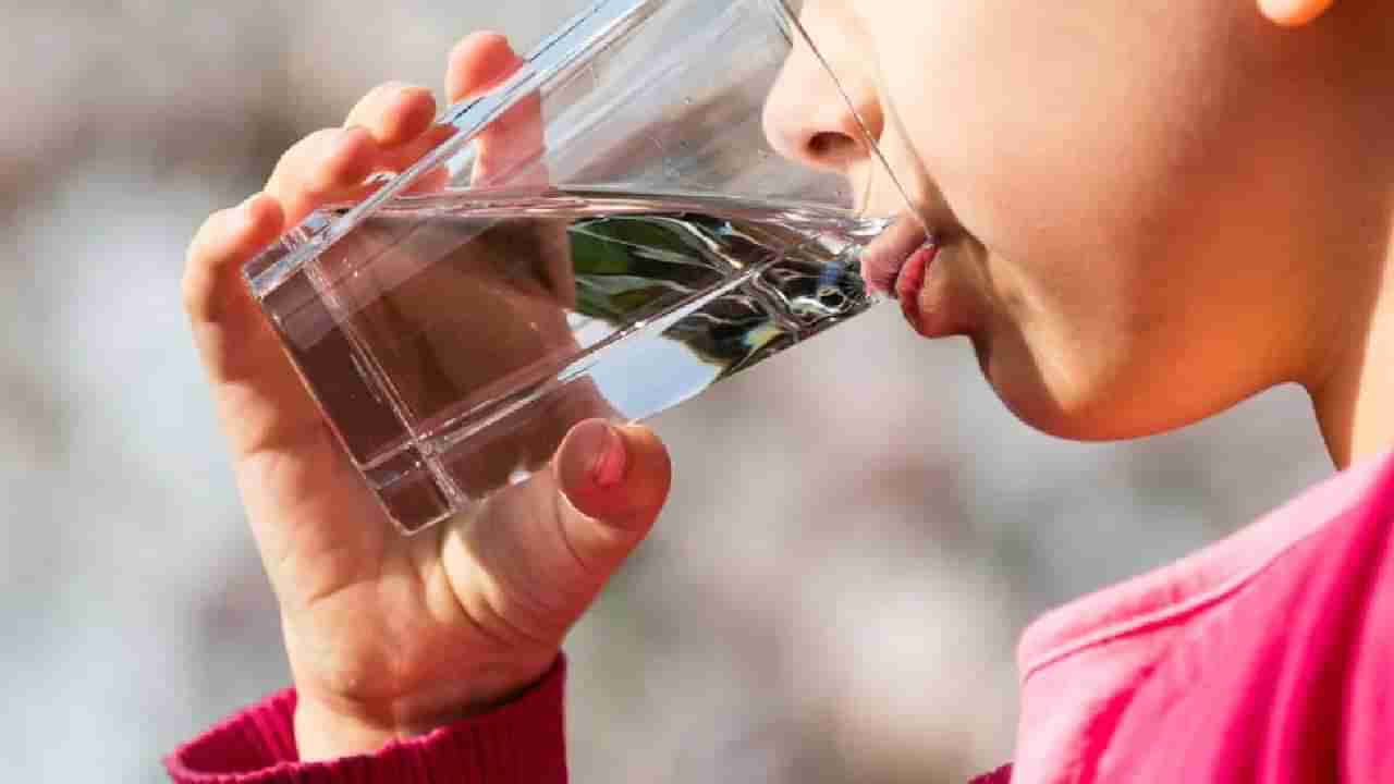 उच्च रक्तदाब नियंत्रित करण्यासाठी पाणी ठरू शकते उपयुक्त, रोज इतक्या प्रमाणात करा पाण्याचे सेवन