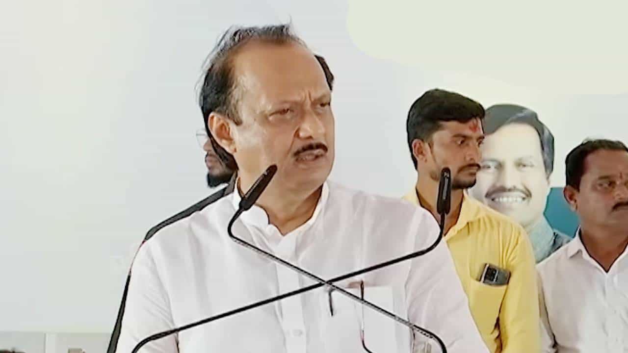 अन् अजितदादा भरसभेतचं गाणं गुणगुणायला लागले; व्हिडीओ पाहाल तर म्हणाल...