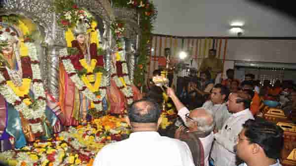 सरस्वतीला पाहिलं नाही असे म्हणणाऱ्या भुजबळांनी त्याच सरस्वती देवीची आरती केली?