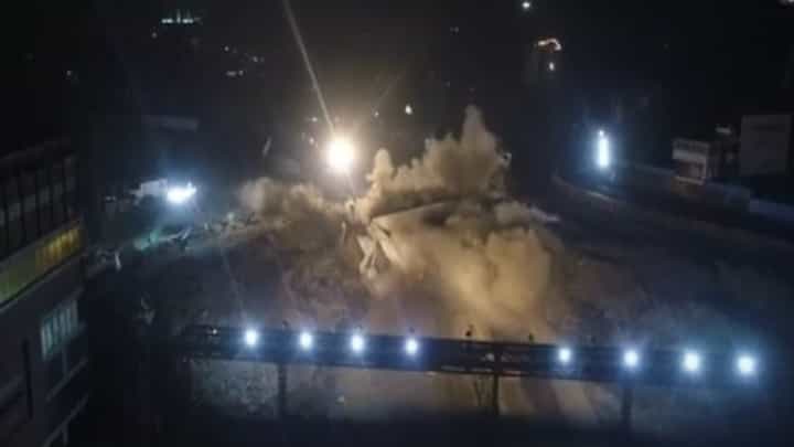 पुण्याच्या चांदनी चौकातील पूल अवघ्या 6 सेकंदात पत्त्याच्या बंगल्याप्रमाणे कोसळला; महामार्गावरील वाहतूक अद्यापही ठप्प पुण्याच्या चांदनी चौकातील पूल अवघ्या 6 सेकंदात पत्त्याच्या बंगल्याप्रमाणे कोसळला; महामार्गावरील वाहतूक अद्यापही ठप्प