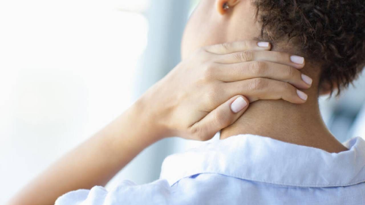 Health: स्त्रियांमध्ये हार्ट अटॅक येण्याआधी जाणवतात ही लक्षणे, चुकूनही करू नये दुर्लक्ष Health: स्त्रियांमध्ये हार्ट अटॅक येण्याआधी जाणवतात ही लक्षणे, चुकूनही करू नये दुर्लक्ष