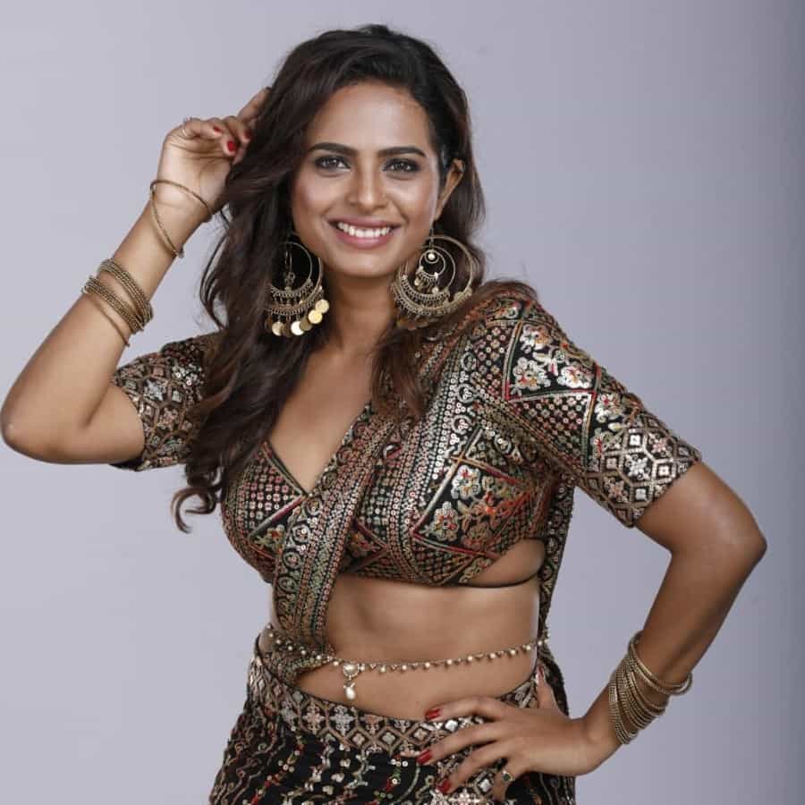 'मिसेस मुख्यमंत्री' या मालिकेतून घराघरात पोहोचलेली अभिनेत्री अमृता धोंगडेनं बिग बॉस मराठीच्या घरात एण्ट्री केली आहे. सुमी या भूमिकेतून अमृताने प्रेक्षकांची मनं जिंकली होती. 'चांदणे शिंपीत जाशी' या मालिकेतही अमृता दिसली.