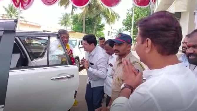 ज्यांच्यावर छापे, ते साखर सम्राट, रोहित पवारांच्या जवळचे.. भाजपात? धो डाला?