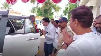 ज्यांच्यावर छापे, ते साखर सम्राट, रोहित पवारांच्या जवळचे.. भाजपात? धो डाला?