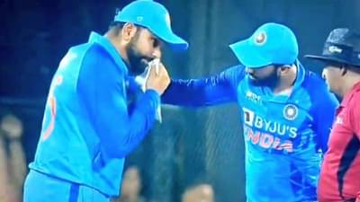 नाकातून रक्त येत राहिलं, तरीही रोहितनं नाही सोडलं मैदान