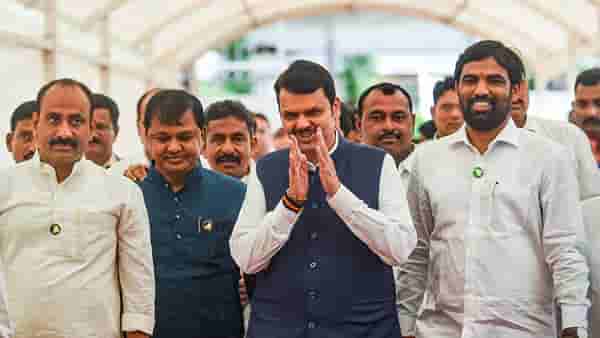 महाराष्ट्र शिवसेनेचा दुभंग उद्या ठळक.... योगायोग पहा... राड्यावर नियंत्रणाच्या चाब्या कुणाकडे?