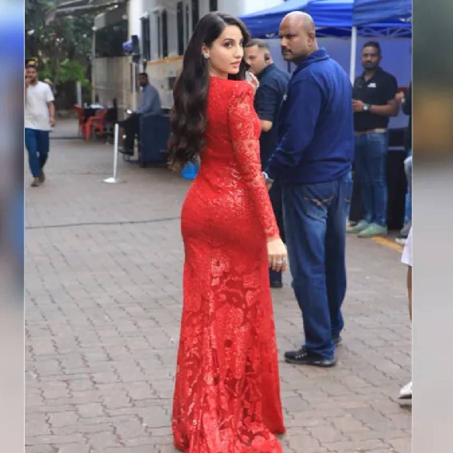 नोराचे काही फोटो सध्या सोशल मीडियावर व्हायरल होत आहेत. या फोटोंमध्ये नोराने लाल रंगाचा ड्रेस घातला आहे. 
