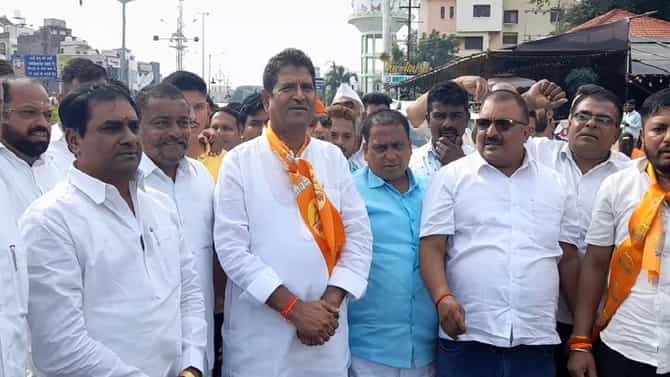 कार्यकर्त्यांना दारू-मटण नाही तर किमान चटणी-भाकर मिळायला हवी...असं कोणता नेता म्हणाला...