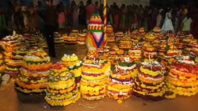 माजी राज्यमंत्र्यांच्या मुलीनं केली बत्तकम्माची पूजा, कसा असतो हा सण?