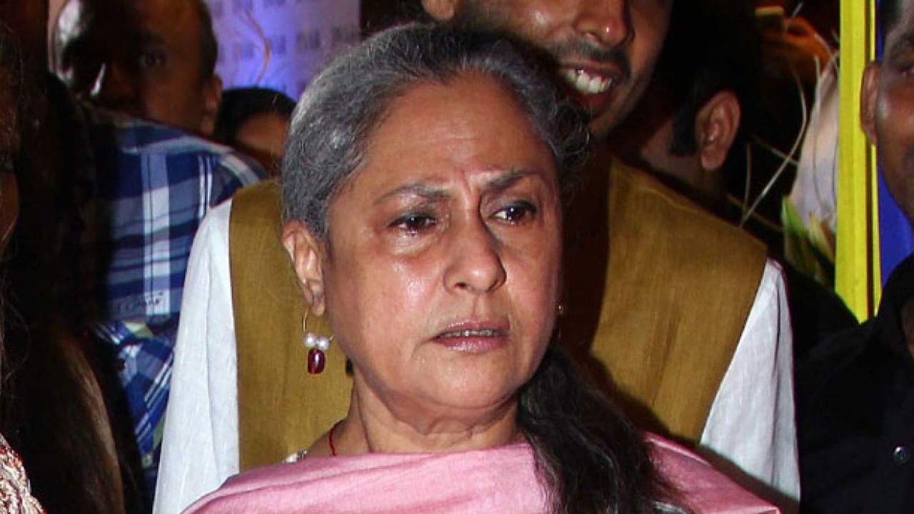 तुम्हाला लाज नाही वाटत का?, चाहत्यांवर का भडकल्या जया बच्चन? तुम्हाला लाज नाही वाटत का?, चाहत्यांवर का भडकल्या जया बच्चन?